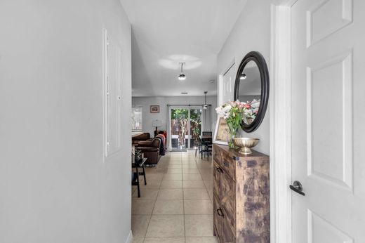 Townhouse in Hallandale, Broward County