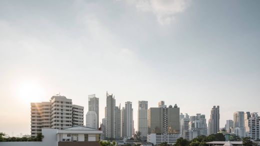 Apartment / Etagenwohnung in Khlong Toei, Bangkok