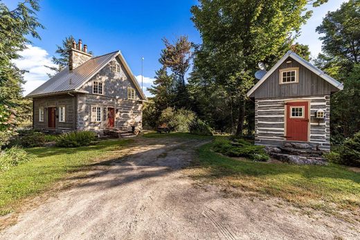 Einfamilienhaus in Grenville-sur-la-Rouge, Laurentides