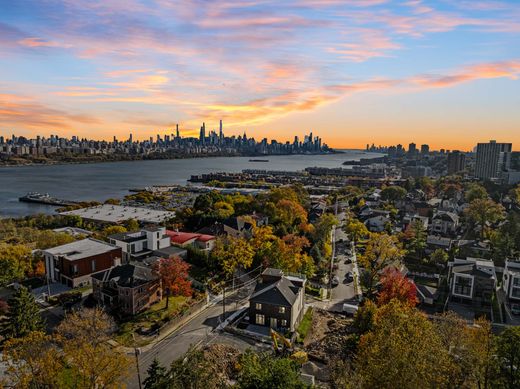 Detached House in Cliffside Park, Bergen County