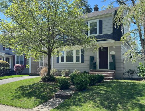 Detached House in South Orange, Essex County