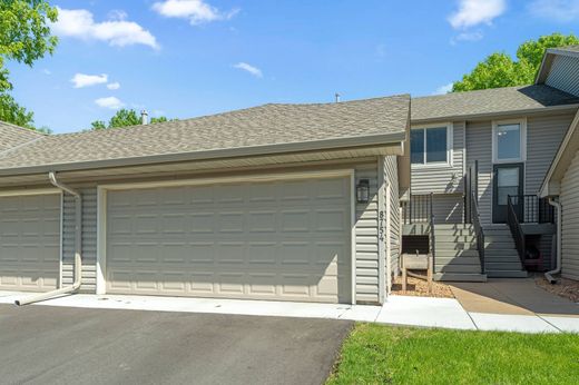 Luxury home in Maple Grove, Hennepin County