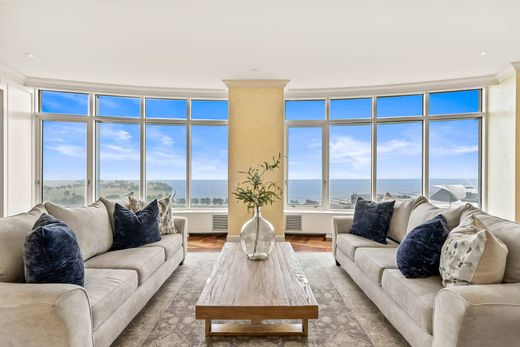 Apartment in Milwaukee, Milwaukee County