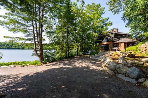 Detached House in Lake of Bays, Ontario