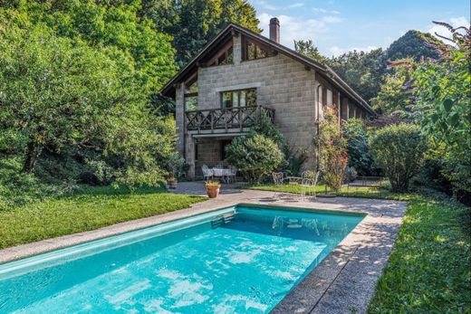 Detached House in Essertines-sur-Rolle, Nyon District