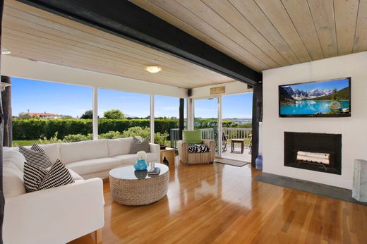 Detached House in Bridgehampton, Suffolk County