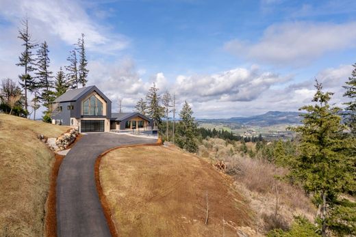 Luxury home for sale in Newberg