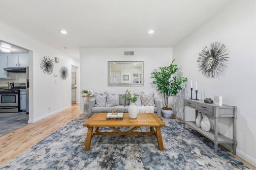 Apartment in Lakewood, Los Angeles County