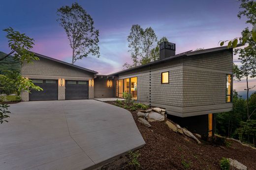 Detached House in Hendersonville, Henderson County