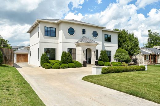 Luxury home in Nichols Hills, Oklahoma County