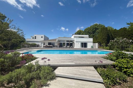 Detached House in Water Mill, Suffolk County