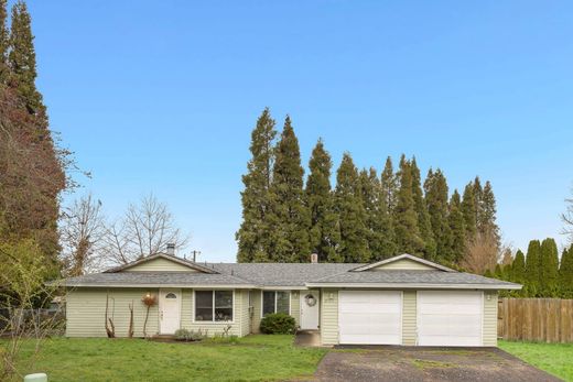 Luxury home in Gresham, Multnomah County