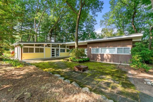 Detached House in Lynnfield, Essex County