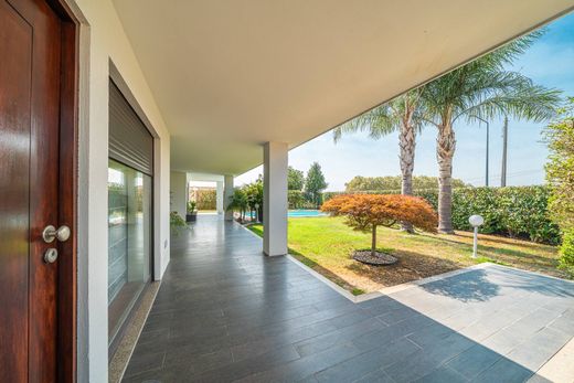 Vrijstaand huis in Lousada, Distrito do Porto