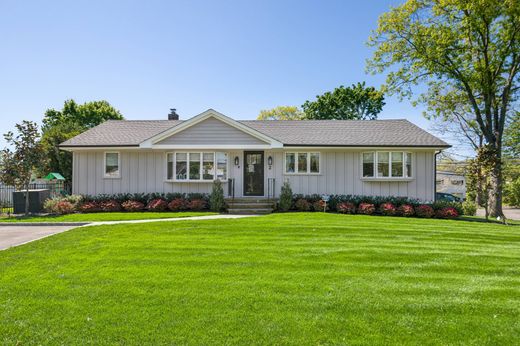 Luxury home in Melville, Suffolk County