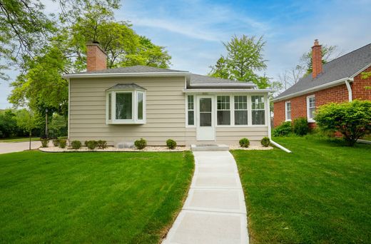 Detached House for sale in Whitefish Bay