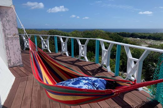 Detached House in Gregory Town, North Eleuthera District