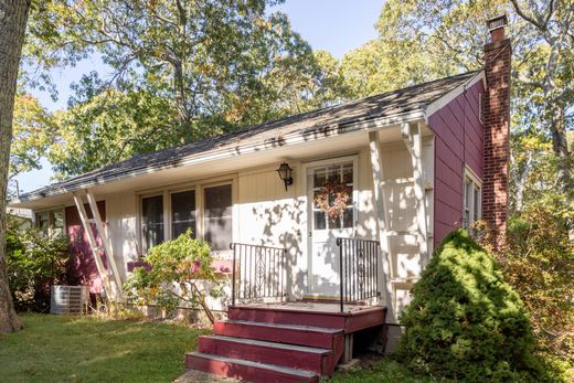 Detached House in Southold, Suffolk County