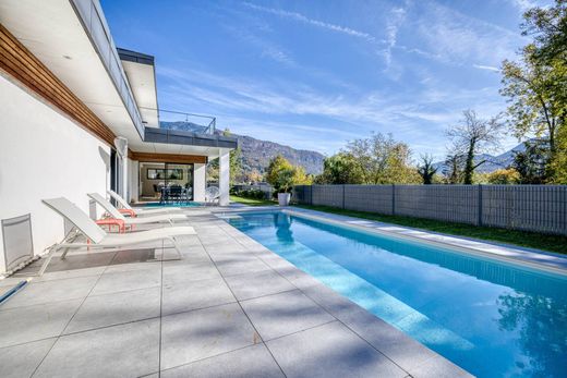 Einfamilienhaus in Annecy, Haute-Savoie