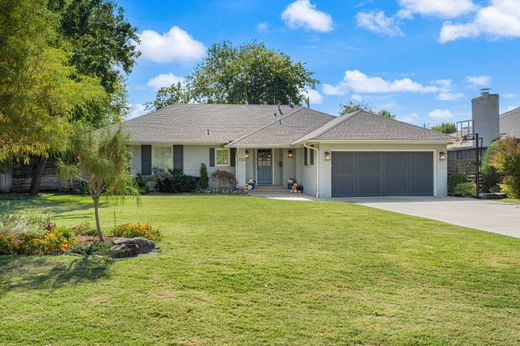 Luxury home in Nichols Hills, Oklahoma County