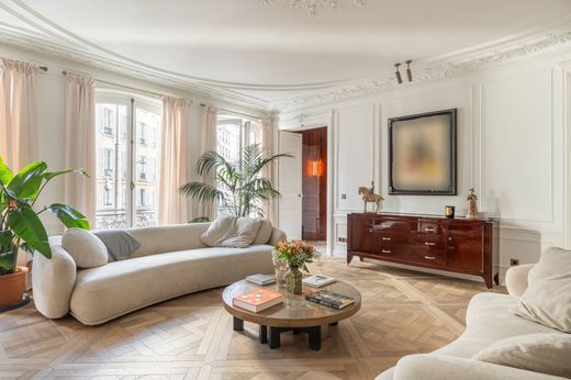 Apartment in Tour Eiffel, Invalides – Ecole Militaire, Saint-Thomas d’Aquin, Paris