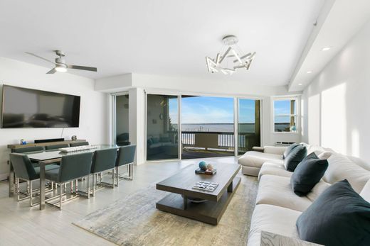 Apartment / Etagenwohnung in Westhampton Beach, Suffolk County