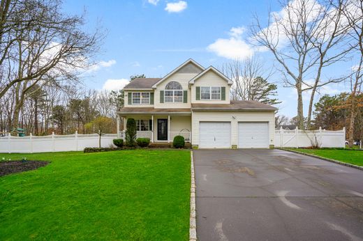 Detached House in Manorville, Suffolk County