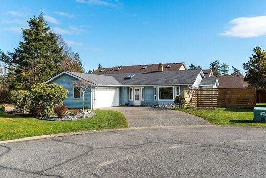 Semidetached House in Central Saanich, Capital Regional District