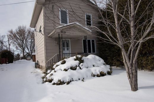 Vrijstaand huis in Hawkesbury, Ontario