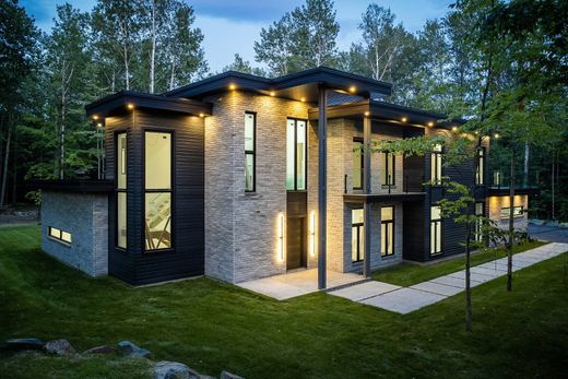 Detached House in Bromont, Montérégie