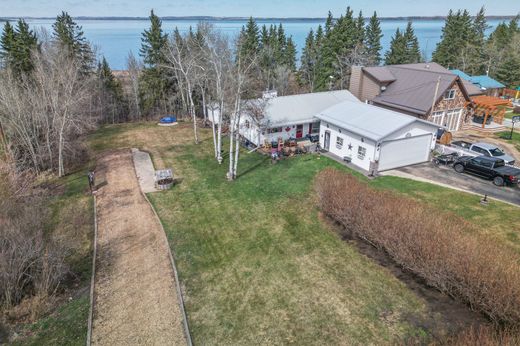 Частный Дом, Lacombe, Alberta