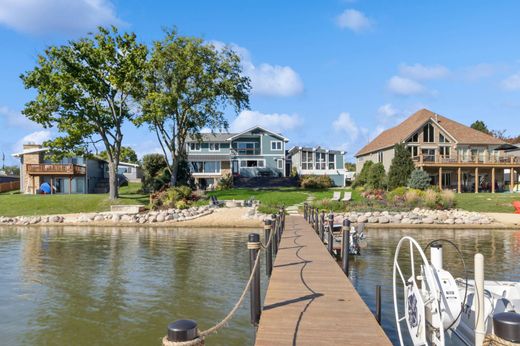 Detached House in Lake Zurich, Lake County