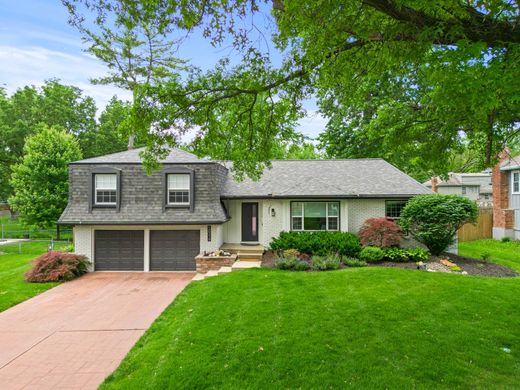 منزل للبيع في Overland Park