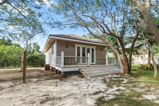 Detached House in Governor’s Harbour, Central Eleuthera District
