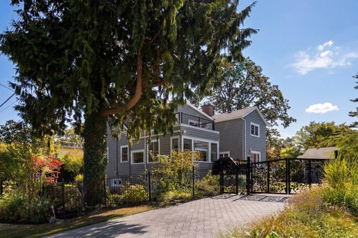 Detached House in Oak Bay, Capital Regional District