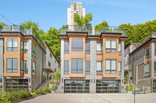 Townhouse in Edgewater, Bergen County