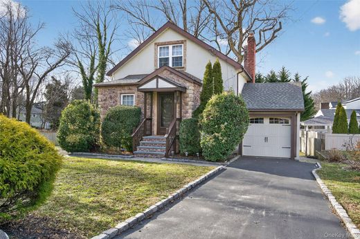 Detached House in Glenwood Landing, Nassau County
