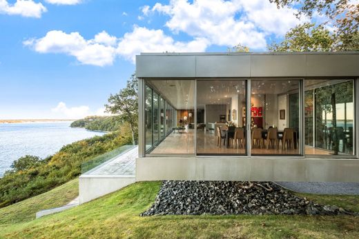 Detached House in Shelter Island Heights, Suffolk County