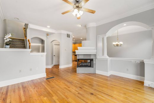 Townhouse in Sandy Springs, Fulton County