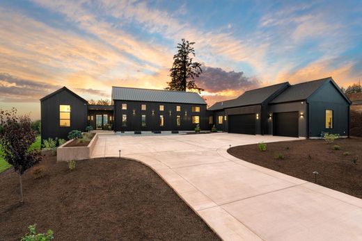 Luxury home in Newberg, Yamhill County
