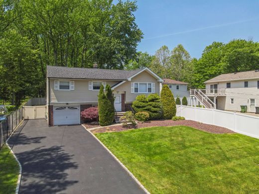 Detached House in Edison, Middlesex County