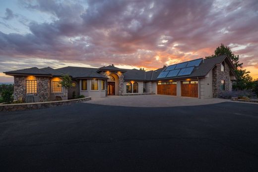 Luxury home in Redmond, Deschutes County