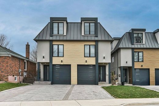 Semidetached House in Mississauga, Ontario