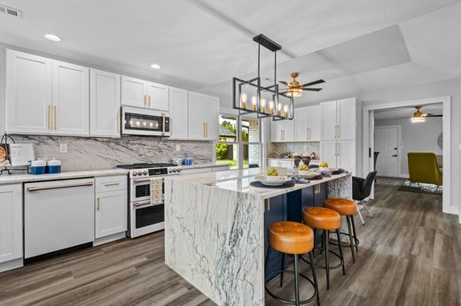 Detached House in Rogers, Benton County