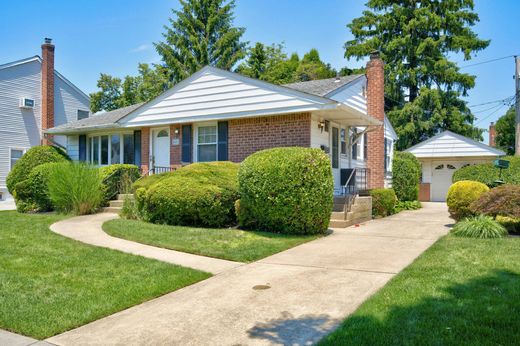 Detached House in Hicksville, Nassau County