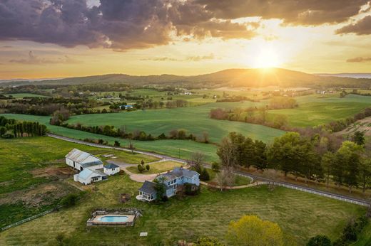 Luxury home in Mount Jackson, Shenandoah County