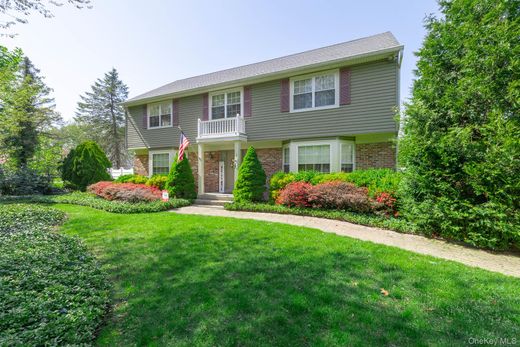 Detached House in Lake Grove, Suffolk County