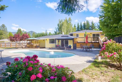 Luxury home in Rogue River, Jackson County