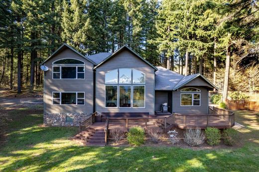 Luxury home in Underwood, Skamania County