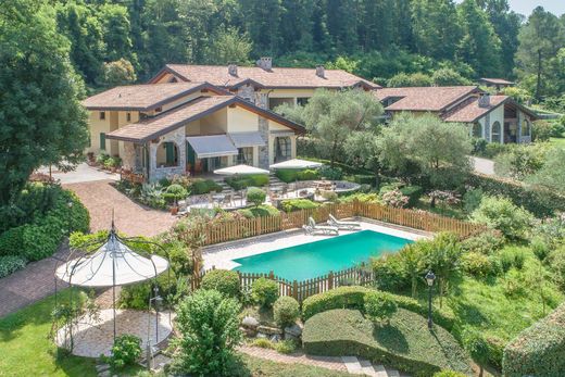 别墅  Besozzo, 瓦雷泽省